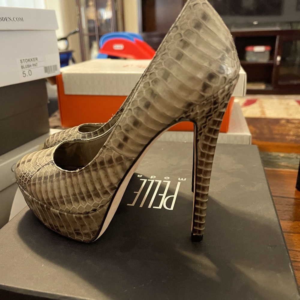 New Pelle Moda high heels pump size 5.5. Snake pattern.
